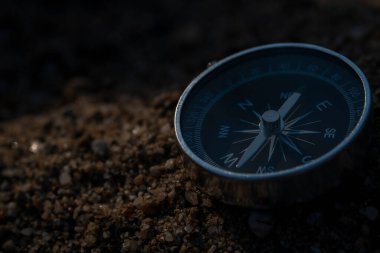 Gümüş metal bir pusulayı yakından çek. Her zaman iğnesini kuzeye doğru tutar.