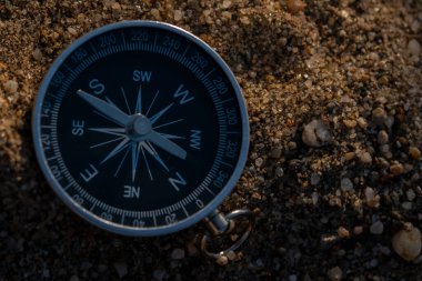 Gümüş metal bir pusulayı yakından çek. Her zaman iğnesini kuzeye doğru tutar.