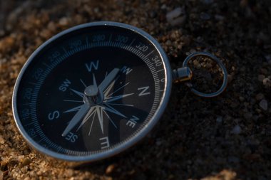 Gümüş metal bir pusulayı yakından çek. Her zaman iğnesini kuzeye doğru tutar.