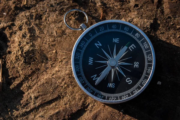 Gümüş metal bir pusulayı yakından çek. Her zaman iğnesini kuzeye doğru tutar.