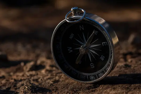 Close Shot Silver Metal Compass Always Pointing Needle North — Foto de Stock