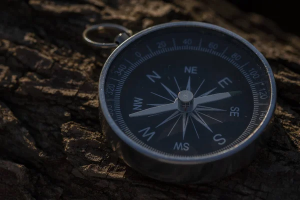 Fechar Tiro Uma Bússola Metal Prateado Sempre Apontando Sua Agulha — Fotografia de Stock