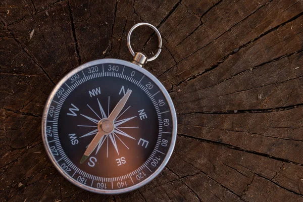 Close Shot Silver Metal Compass Always Pointing Needle North — Stockfoto