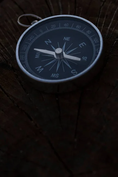 Close Shot Silver Metal Compass Always Pointing Needle North — Stockfoto