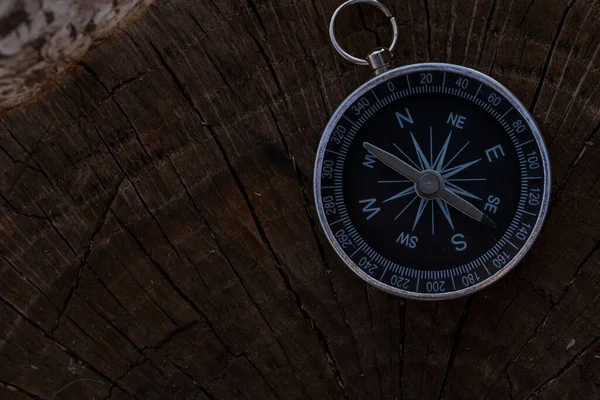 Close Shot Silver Metal Compass Always Pointing Needle North — Stockfoto