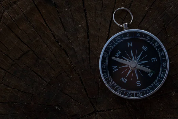 Close Shot Silver Metal Compass Always Pointing Needle North — Stockfoto