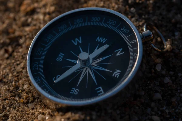 Närbild Skott Silver Metall Kompass Alltid Pekar Det Nål Mot — Stockfoto