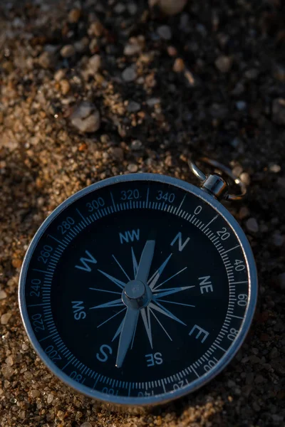 Close Shot Van Een Zilveren Metalen Kompas Altijd Wijzend Zijn — Stockfoto