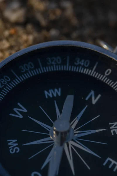 Close Shot Silver Metal Compass Always Pointing Needle North — стоковое фото