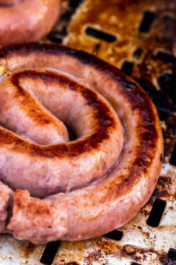 Barbeküye konmuş sosisleri yakın çekim yap.