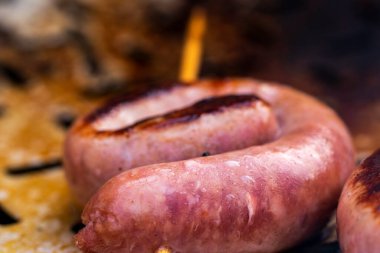 Barbeküye konmuş sosisleri yakın çekim yap.