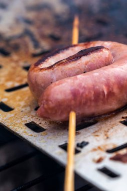 Barbeküye konmuş sosisleri yakın çekim yap.