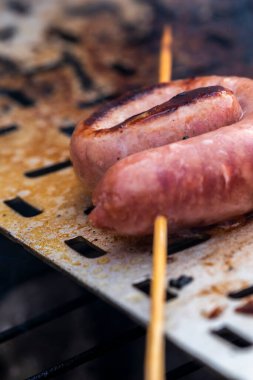 Barbeküye konmuş sosisleri yakın çekim yap.