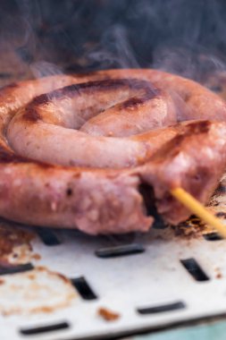 Barbeküye konmuş sosisleri yakın çekim yap.