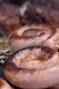 Barbeküye konmuş sosisleri yakın çekim yap.
