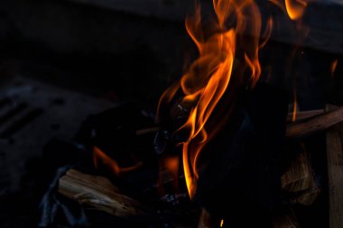 Yakıcı odun ve mangal kömürü yakın çekim için kullanılır.