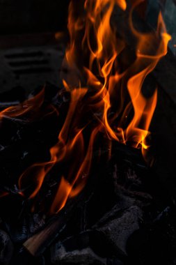 Yakıcı odun ve mangal kömürü yakın çekim için kullanılır.