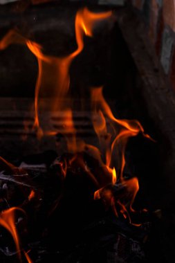 Yakıcı odun ve mangal kömürü yakın çekim için kullanılır.