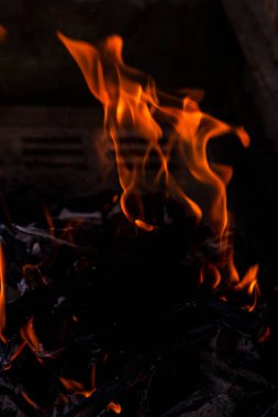 Yakıcı odun ve mangal kömürü yakın çekim için kullanılır.