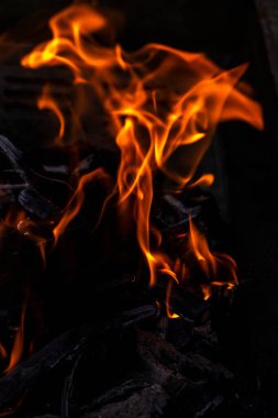 Yakıcı odun ve mangal kömürü yakın çekim için kullanılır.