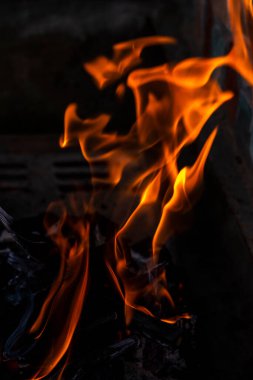 Yakıcı odun ve mangal kömürü yakın çekim için kullanılır.