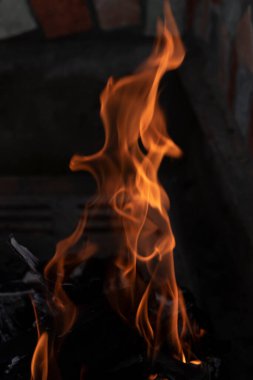 Yakıcı odun ve mangal kömürü yakın çekim için kullanılır.