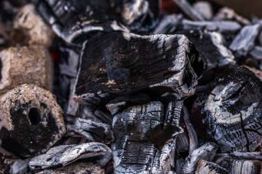 Yakıcı odun ve mangal kömürü yakın çekim için kullanılır.