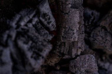 Yakıcı odun ve mangal kömürü yakın çekim için kullanılır.