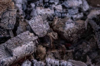 Yakıcı odun ve mangal kömürü yakın çekim için kullanılır.