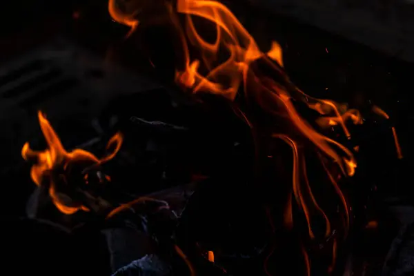Κοντινό Πλάνο Του Ξύλου Που Καίγεται Και Κάρβουνο Που Χρησιμοποιείται — Φωτογραφία Αρχείου