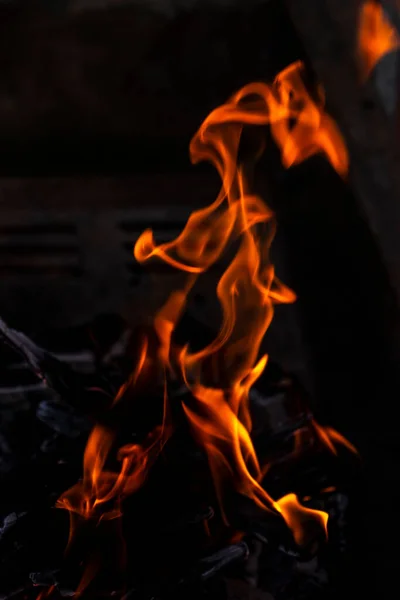 Κοντινό Πλάνο Του Ξύλου Που Καίγεται Και Κάρβουνο Που Χρησιμοποιείται — Φωτογραφία Αρχείου