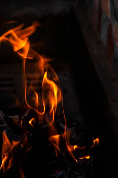 Nahaufnahme Der Verbrennung Von Holz Und Holzkohle Zum Grillen — Stockfoto