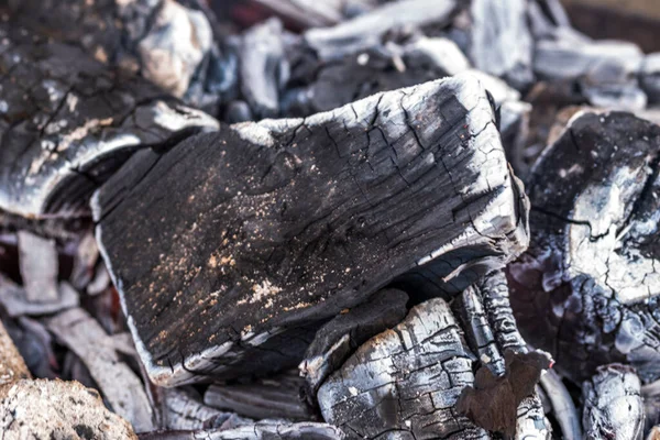 Yakıcı odun ve mangal kömürü yakın çekim için kullanılır.