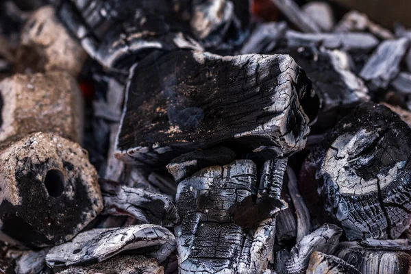 Yakıcı odun ve mangal kömürü yakın çekim için kullanılır.