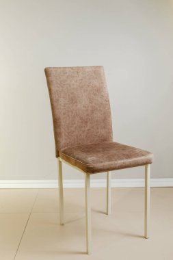 Kadife döşemeli modern mutfak koltuğu.