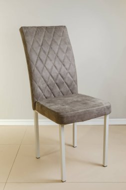 Kadife döşemeli modern mutfak koltuğu.