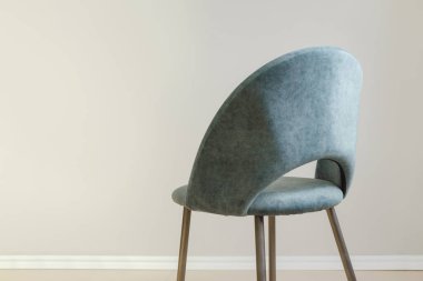 Kadife döşemeli modern mutfak koltuğu. Boşluğu kopyala