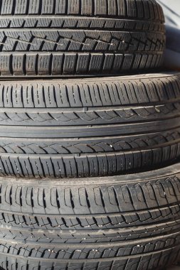 Geri dönüşüm fabrikasında kullanılmış lastik yığınları. Kullanılan malzemelerin araba lastiği geri dönüşümü