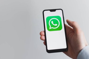Minsk, Belarus - 13 Ocak 2022: akıllı telefon ekranında Whatsapp uygulaması