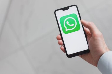 Minsk, Belarus - 13 Ocak 2022: akıllı telefon ekranında Whatsapp uygulaması