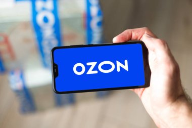 Minsk, Belarus - 20 Ocak. 2022: Ekran akıllı telefonunda Ozon logosu