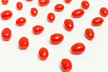 Beyaz arka planda kirazlı erik domates deseni. asgari kavram