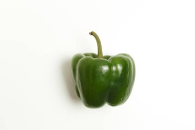 İki tarafta da dolmalık biber var. Dümdüz sincabın üzerinde.