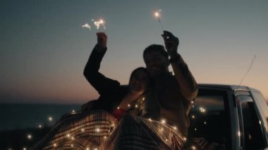 Işıltılı romantik bir çiftin hikaye anlatma görüntüleri. Aşk hikayesi.. 