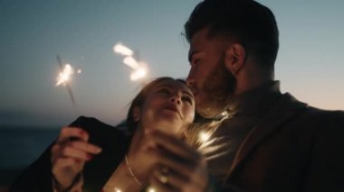 Işıltılı romantik bir çiftin hikaye anlatma görüntüleri. 