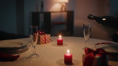 Sevgililer Günü için romantik masa. Evde romantik bir akşam yemeği.. 