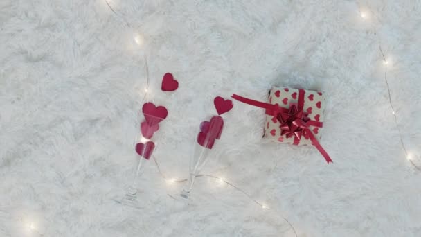Copas con paquete de regalo y corazón rojo — Vídeo de stock