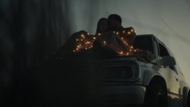 Gün batımında romantik bir çiftin masal anlatma görüntüleri. Aşk hikayesi.. 