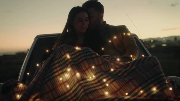 Des images d'un couple romantique au coucher du soleil. Histoire d'amour. — Video