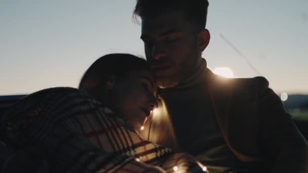 Chłopcy przytulają się na zewnątrz w świetle niebieskiej godziny — Wideo stockowe